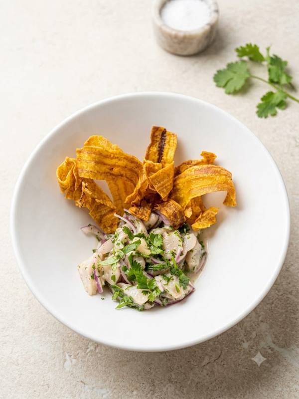 Ceviche con chips de plátano en el restaurante